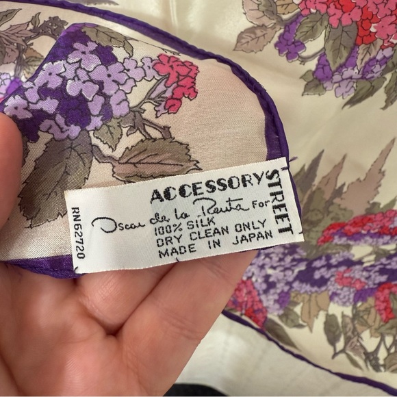 VINTAGE 100% Silk Oscar De La Renta for Accessory Street Floral Oversized Scarf - Picture 8 of 8